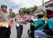 Operasi Keselamatan Semeru 2025, Polres Kediri Kota Tindak Pelanggar dan Bagikan Helm Secara Gratis