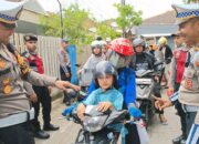Polres Kediri Kota Beri Hadiah Helm SNI untuk Pengendara Roda Dua di Ops Keselamatan Semeru 2025