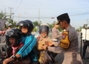Operasi Keselamatan Semeru di Jumat Berkah Polres Tuban Ajak Masyarakat Tertib Lalin Dengan Berbagi Nasi Kotak