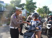 Momen Valentine, Polres Trenggalek Sosialisasi Tertib Lalin dengan Bag-bagi Coklat dan Boneka