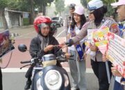 Manisnya Kasih Sayang di Jalan Raya: Satlantas Polres Kediri Kota Bagikan Cokelat dan Bunga di Hari Valentine