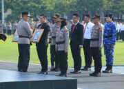 Kapolda Jatim Beri Penghargaan untuk 366 Anggota dan Masyarakat Berprestasi