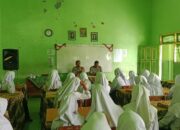 Polres Kediri Gelar Penyuluhan Stop Bullying dan Bahaya Narkoba di MTS Maarif Pare