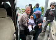 Aksi Simpatik Humas Polres Kediri Kota Bantu Korban Kecelakaan Lalu Lintas di Jembatan Brawijaya