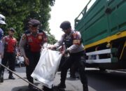 Harkamtibmas, Polres Situbondo Patroli Sambil Tambal Jalan Berlubang