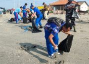 Refleksi HSN Polisi dan Mahasiswa UIM Bersihkan Sampah di Dermaga Branta Pesisir Pamekasan