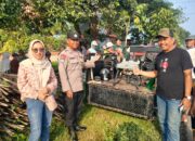 Bhabinkamtibmas Desa Nambaan Dampingi Petani Semprot Hama Padi dengan Drone