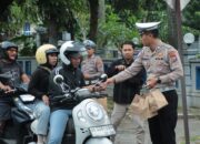 Berkah Ramadan, Polres Nganjuk Bagikan Ratusan Paket Takjil untuk Pengguna Jalan