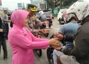 Kebersamaan PSHT Cabang Kota Salatiga Pusat Madiun dan Polsek Tingkir Berbagi Takjil di Bulan Ramadan