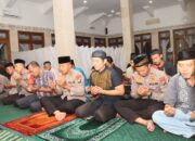 Kapolres Kediri Kota Melaksanakan Sholat Tarawih Berjamaah Bersama  Masyarakat Di Masjid Baiturahim