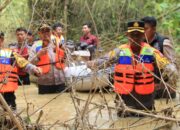 Polres Sampang Beri Bantuan Korban Banjir Dampak Luapan Sungai Kamuning