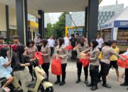 Polres Kediri Bagikan Ratusan Takjil Gratis ke Masyarakat