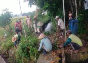 Bersama Warga, Babinsa Gogodeso Gotong Royong Bersihkan Lingkungan Dan Saluran Air