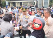 Maknai Berkah di Bulan Ramadan, Kapolres Kediri Kota  Berbagi Takjil Kepada Pengguna Jalan