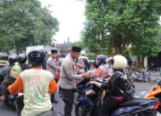 Kapolres Kediri Pimpin Pembagian Takjil Gratis, Warga: Polisi Makin Dekat dengan Masyarakat