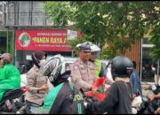 Sat Lantas Polres Kediri Berbagi Takjil Di Depan Mako Polres Kediri