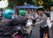 Ditlantas Polda Jatim Bagikan Takjil Gratis di Bulan Ramadan