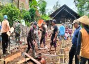 Sinergi Babinsa Kedung Banteng dan Masyarakat, Gotong Royong Bangun Rumah Warga