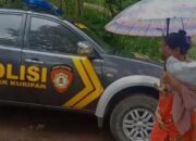 Terjang Jalan Terjal, Polisi di Probolinggo Bantu Warga Pulang Dari Rumah Sakit Pasca Operasi Melahirkan