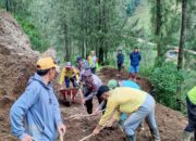 Aksi Cepat Tanggap Polisi bersama TNI dan BPBD Tangani Tanah Longsor di Probolinggo
