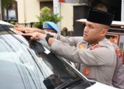 Berbagi Takjil Jelang Buka Puasa, Polres Madiun Kota Sosialisasikan Hotline 110 untuk Mudik Lebaran