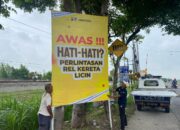 Mudik Aman, Keluarga Nyaman, Polres Nganjuk Pasang Rambu Peringatan dan Imbauan di Jalur Mudik