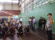 Kapolres Tulungagung Meninjau Pengamanan Pembagian 3.000 Paket Zakat Mal K-Cunk Motor di GOR Lembupeteng