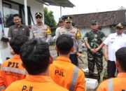 Sinergitas TNI-Pori Dan Pemda Beri Motivasi Kepada Para Penjaga Pintu Kereta Api Di Wilayah Blitar