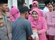 Berkah Ramadan, Kapolres Nganjuk dan Bhayangkari Bagikan Ratusan Takjil di depan Pos Pujahito