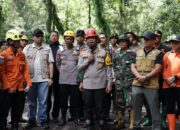 Hari Kedua Evakuasi, Polisi dan Tim SAR Gabungan Berhasil Temukan 9 Korban Longsor di Pacet Mojokerto