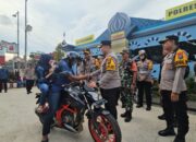 Kapolres Blitar Berbagi Helm Gratis  Saat Pantau Arus Balik Lebaran 2025