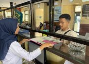 Peringati Hari Kartini, Pelayanan Samsat Kota Blitar Kenakan Pakaian Jadul