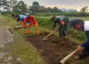 Eratkan Kebersamaan Warga, Babinsa Kaweron Gotong Royong Bersihkan Lingkungan
