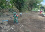 Babinsa Karang Gondang Bersama Warga Bersihkan Jalan Dusun, Lindungi Lingkungan Dan Pererat Silaturahmi