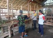 Bhabinkamtibmas Sawahan Tinjau Peternakan Warga Dukung Ketahanan Pangan