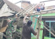 Kepedulian Bersama, Babinsa Beserta Masyarakat Kepanjenkidul Gotong Royong Perbaiki Atap Rumah Warga