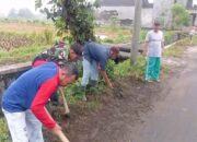Jumat Bersih Bersama Babinsa Kelurahan Klampok Dan Warga, Kerja Bakti Wujudkan Lingkungan Bersih Dan Sehat