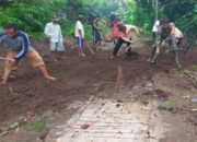 Minggu Bersih Babinsa Banjarsari Bersama Warga Gelar Kerja Bakti, Bersihkan Lingkungan Dan Akses Jalan Kampung