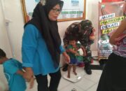 Babinsa Sukorejo Bersama Kader Posyandu dan Puskesmas Gelar Pemeriksaan Kesehatan Menyeluruh di Posyandu ILP 06