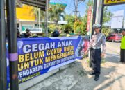 Satlantas Kediri Kota Pasang Banner dan Bagikan Brosur Operasi Patuh Semeru 2025
