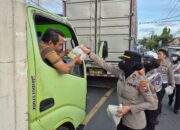 Polresta Banyuwangi Berbagi Mamiri Kepada Pengguna Jalan yang Terjebak Kepadatan Pelabuhan Ketapang