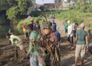 Jumat Bersih, Babinsa Birowo Bersama Warga Kerja Bakti Bersihkan Sungai Complang
