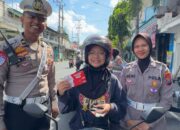 Tertib Berlalu Lintas, Pengendara Dapat Hadiah voucher dari Anggota Satlantas Polres Kediri Kota