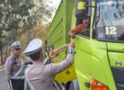 Polantas Berbagi Nasi Kotak untuk Pengendara Terjebak Macet di Hutan Baluran, Sopir Truk : Polisi Situbondo Luar Biasa