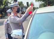 Polres Nganjuk Ajak Pengendara Kibarkan Semangat Kemerdekaan di Jalan