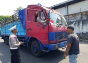 Satlantas Polres Kediri Kota Pasang dan Bagikan Bendera Merah Putih, Perkuat Semangat Cinta Tanah Air dan Persatuan Bangsa