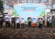 Dukung Swasembada Pangan, Polres Pasuruan Tanam Jagung Serentak Bersama Santri Ponpes Sabilunnajah