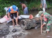 Jaga Kelancaran Pengairan Pertanian, Babinsa Desa Gondang Ajak Warga Kerja Bakti Memperbaiki Tanggul Sungai