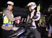 Jelang HUT RI Ke-80, Satlantas Polres Kediri Kota Bagikan 1745 Bendera Merah Putih