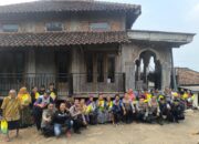 Turun Langsung Kapolres Kediri Kota Salurkan Bansos, Warga Sambut dengan Haru